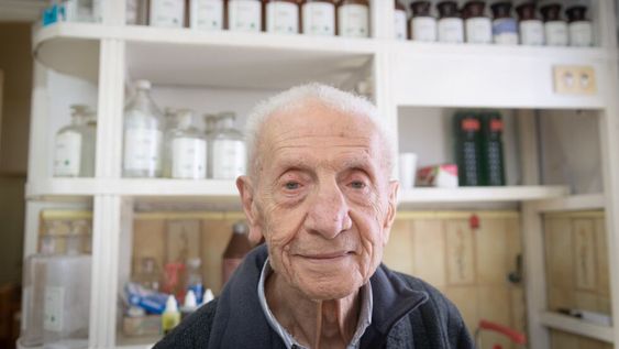 Inspirador: con 97 años es el farmacéutico más longevo en actividad