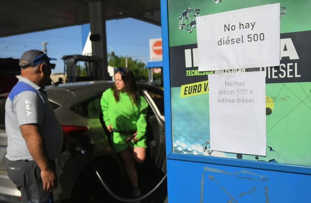 El faltante de combustibles en las estaciones de todo el país se explica por las trabas a las importaciones, el congelamiento de precios y la disparidad de valores entre distintos canales y banderas. Foto: José Gutierrez / Los Andes