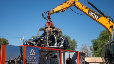 Avanzan los trabajos de compactación de vehículos oficiales en la Playa de San Martín.