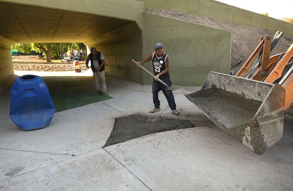 Obra pública, la construcción es la mas alta en el primer trimestre y tracciona a la economía localDiego trabajando en las terminaciones en la rotonda frente al barrio Dalvian de CiudadFoto: José Gutierrez/ Los Andes