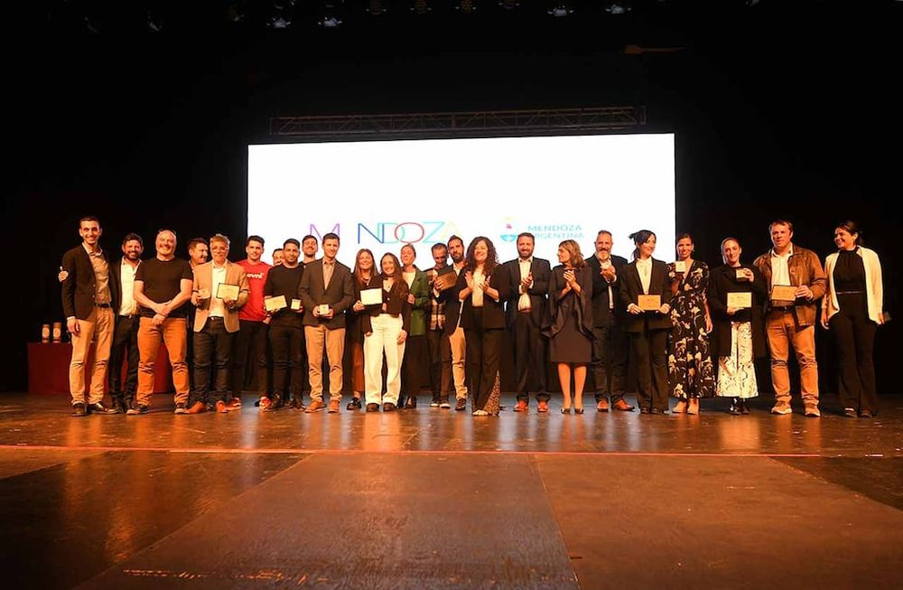 Los ganadores del Premio de Oro de todas las categorías de los premios Best Of Mendoza´s Wine Tourism 2024, que se entregaron en el Auditorio Angel Bustelo. Foto: José Gutierrez / Los Andes