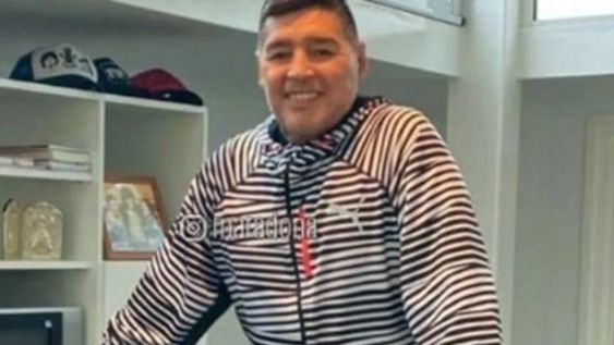 El DT de Gimnasia LP, Diego Maradona, se mostró feliz arriba de una cinta y a través de las redes mostró su figura física muy mejorada. / Gentileza.