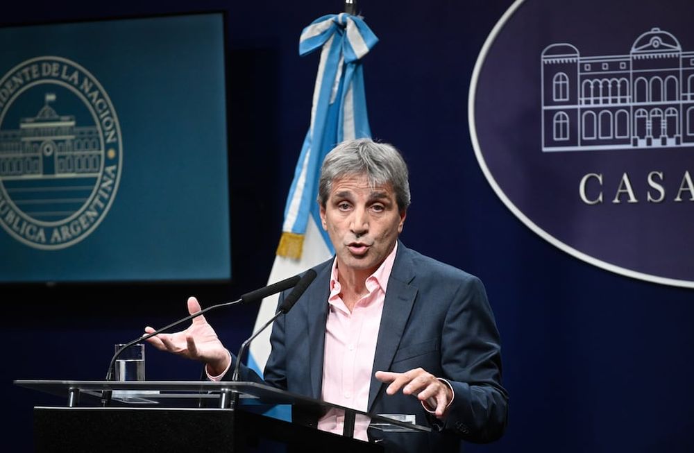 El ministro de Economía, Luis Caputo, durante la conferencia de prensa. (Gentileza Clarín)