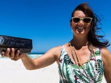 La turista accedió a fuentes oficiales para aclarar el mensaje de la botella. El descubrimiento se convirtió rápidamente en récord Guinness.