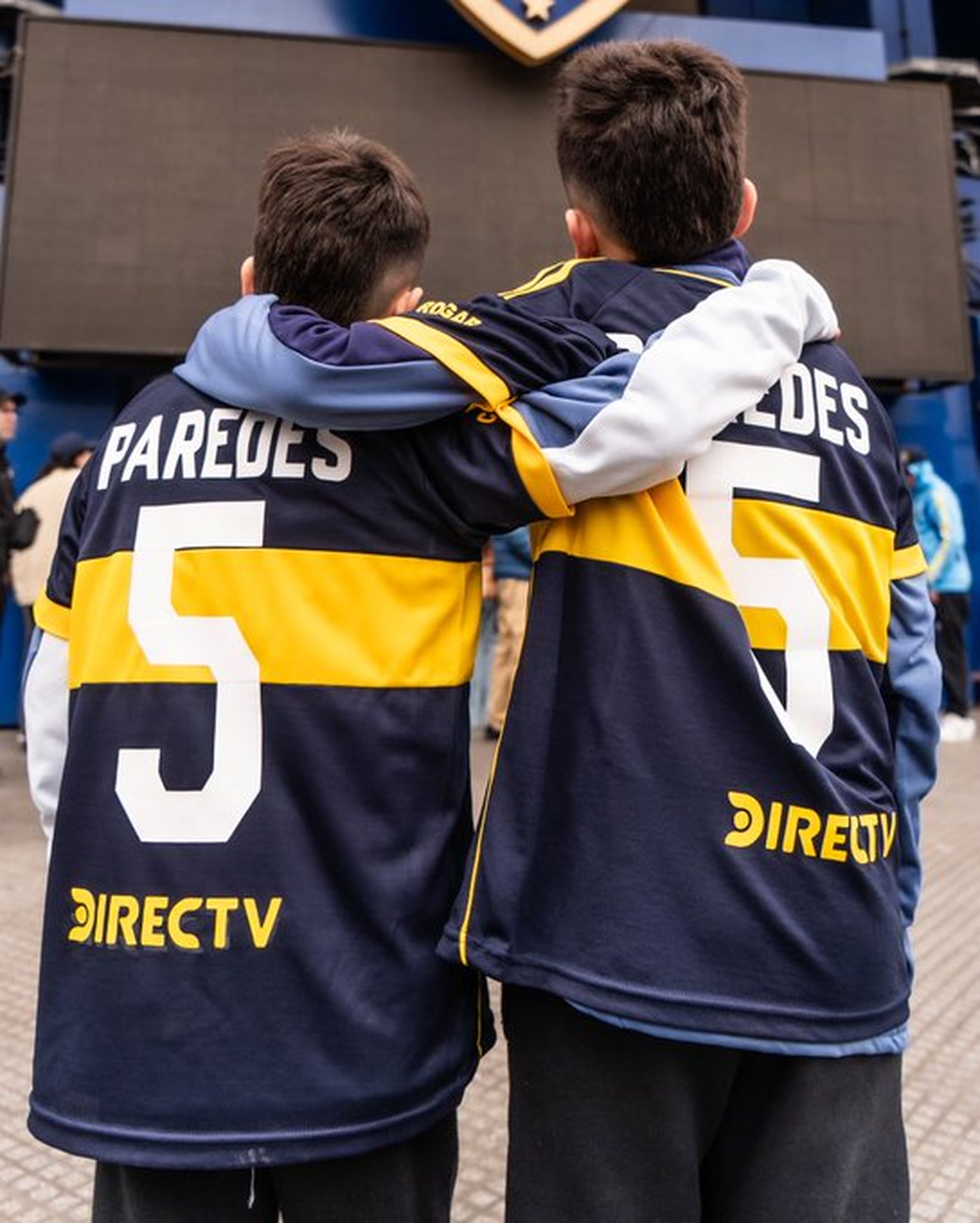 Con la número 5 en la espalda y el corazón azul y oro, dos niños celebran el regreso de Leandro Paredes a Boca Juniors. Con la número 5 en la espalda y el corazón azul y oro, dos niños celebran el regreso de Leandro Paredes a Boca Juniors.