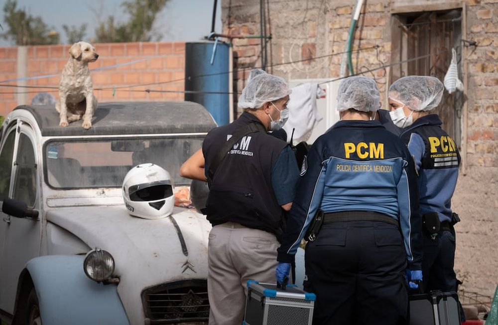 Asesinato en GuaymallénLa policía de Investigaciones detuvo esta mañana a quien sería el autor de disparo que terminó con la vida de Juan Vela, el hombre que estaba trabajando en el patio de su casa y fue ultimado para robarle la moto.En el lugar trabaja policia científica.Foto: Ignacio Blanco / Los Andes