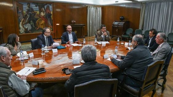 El Gobierno, la CGT y la UIA, sentados a la mesa de negociaciones.
