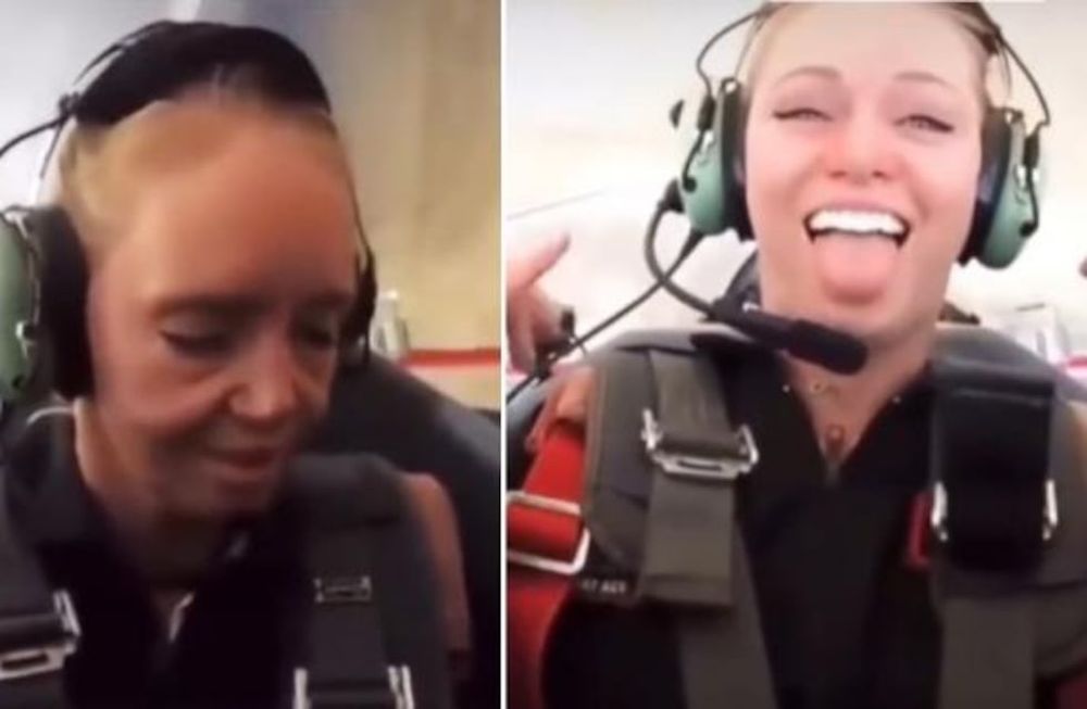 La joven piloto sorprendió al mostrar el increíble efecto que causa la fuerza de gravedad en a cabina.