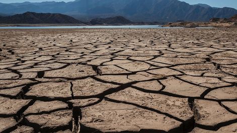 La baja acumulación de agua en el embalse Potrerillos es evidencia de la profunda crisis hídrica que atraviesa la provincia. Foto: Ignacio Blanco / Los Andes