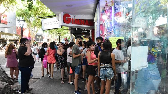 En la última semana han aumentado las ventas en alimentos, bebidas, juguetes y adornos navideños. Foto archivo: Mariana Villa / Los Andes