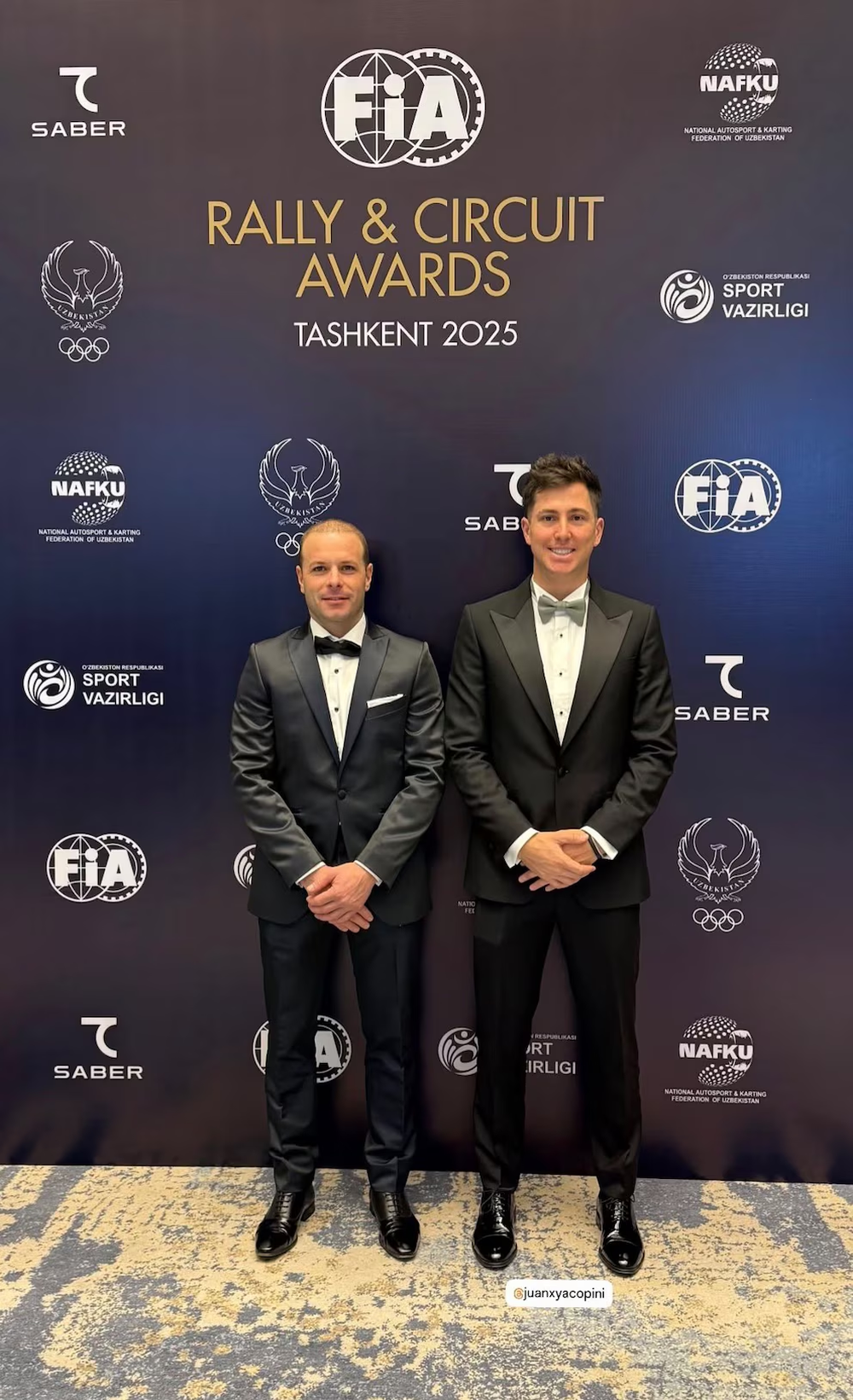 En la gala de FIA realizada en Uzbekistán, el piloto mendocino (derecha) y el navegante español recibieron la distinción de campeones mundiales de Bajas 2025.