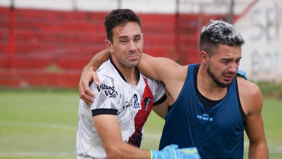 La mejor despedida. Matías Alasia (izquierda) recibe el abrazo emocionado del goleador Persia. El ‘1’ se retiró del fútbol con el ascenso (el tercero en su carrera) y cinco partidos seguidos con la valla invicta. Foto: Nicolás Ríos / Los Andes