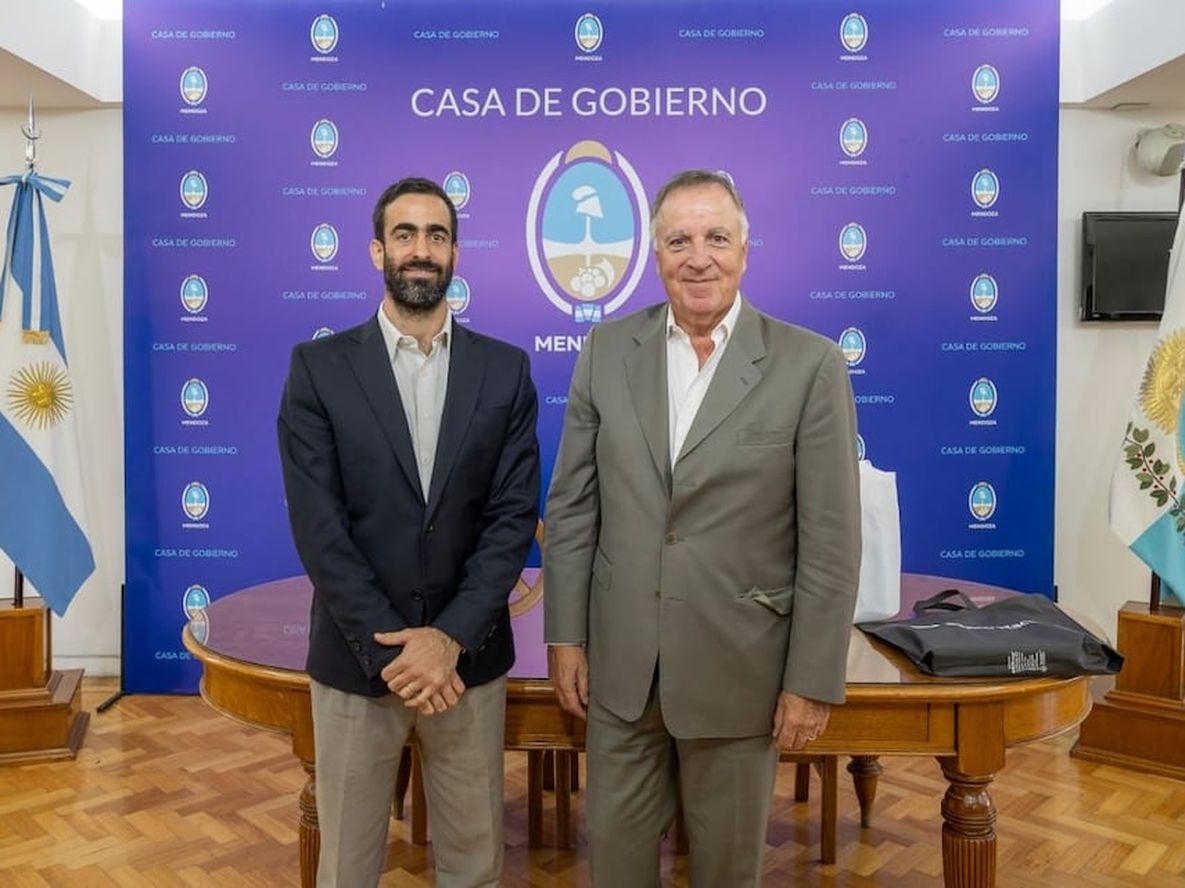 El ministro de Hacienda, Víctor Fayad, junto a Daniel Tillard, presidente del Banco Nación.