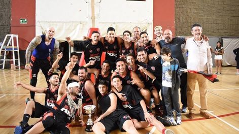 Los Andes | El festejo del plantel de Atenas Sport Club, campeón Clausura 2021. / Gentileza: FBPM.