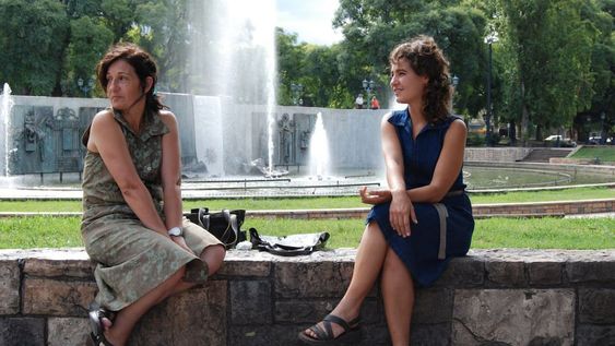 Madre e hija. Liliana Bodoc y su hija Romina son las que transitan por este documental aquellos lugares de Mendoza donde la autora vivió sus historias más importantes / Gentileza