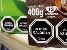 La Ley de Etiquetado Frontal. En 2021, el proyecto de hexágonos negros fue impulsado por los mendocinos Julio Cobos y Anabel Fernández Sagasti. La Ley de Etiquetado Frontal. En 2021, el proyecto de hexágonos negros fue impulsado por los mendocinos Julio Cobos y Anabel Fernández Sagasti.
