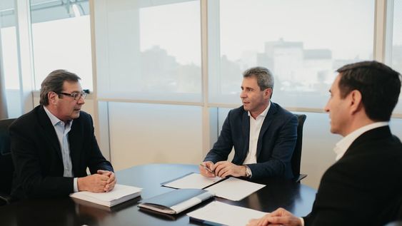 El gobernador Sergio Uñac con el candidato Rubén Uñac y el candidato a vice, Cristian Andino.