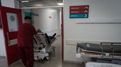 Personal policial y del SEC, trasladaron al herido al Hospital Central donde ingresó a quirófano, con heridas que le afectaron a la vena aorta provocando un gran sangrado y falleció horas después por muerte cerebral.. | Foto: Los Andes