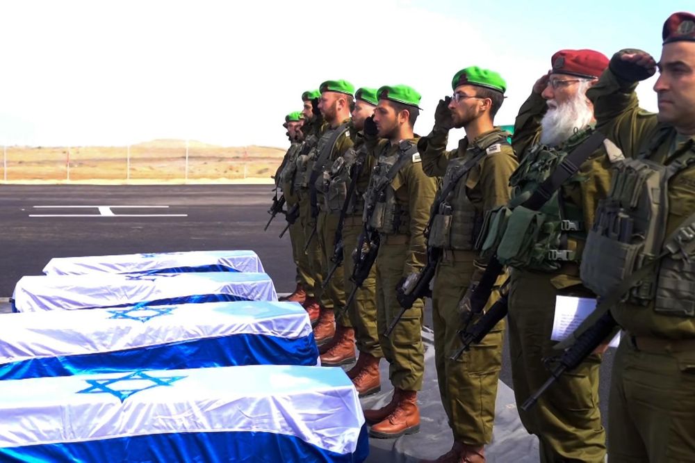 Imagen de la vez que Hamás entregó a Israel los cuerpos de los argentinos Shiri, Ariel y Kfir Bibas, y de Oded Lifshitz quienes fueron rehenes de la organización terrorista. 