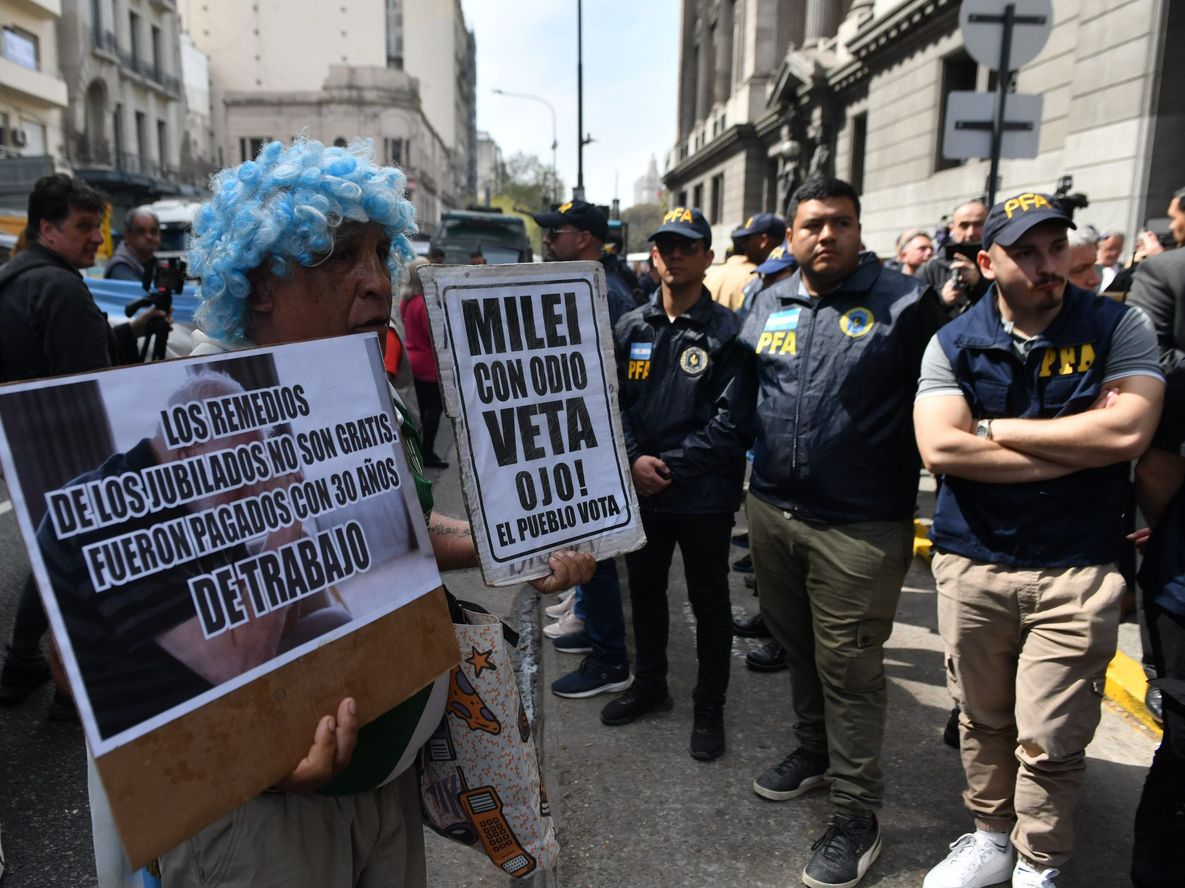 Unos 1.100 efectivas de las diferentes fuerzas federales estarán abocados al megaoperativo de seguridad que dispuso el Gobierno Nacional en los alrededores del Congreso, donde se llevará a cabo la Marcha Federal de la que participarán agrupaciones políticas, estudiantiles y sindicales en protesta contra los vetos del presidente Javier Milei a las leyes de financiamiento educativo y de emergencia pediátrica.