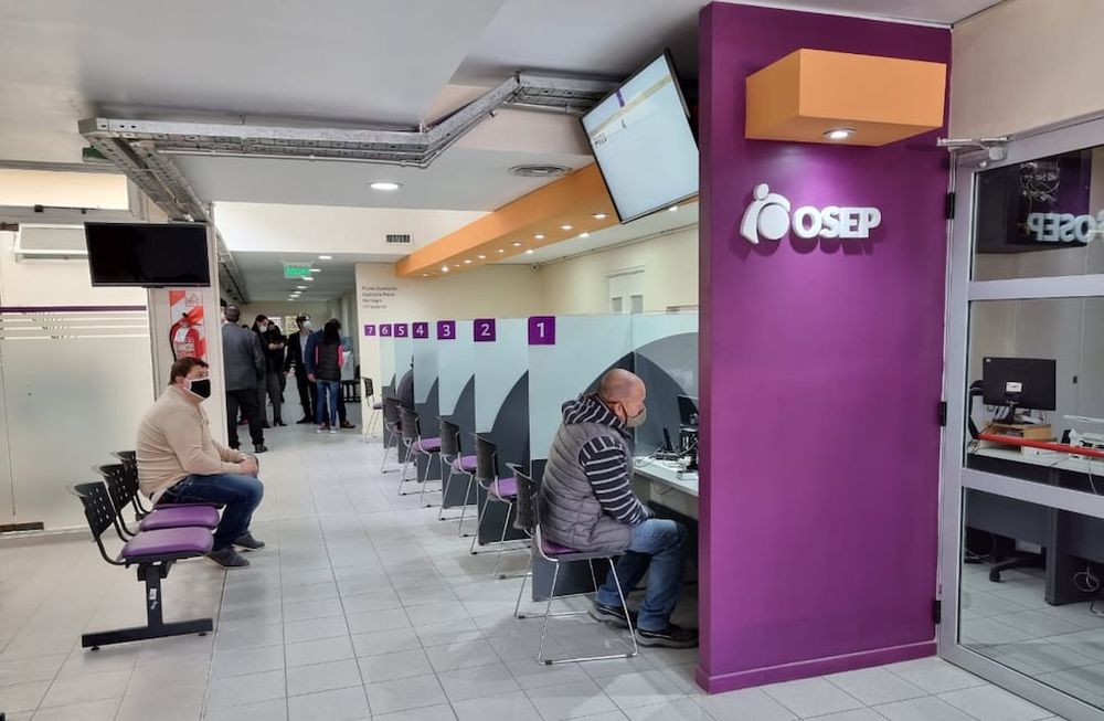 Los afiliados no pueden acceder a prestaciones en tiempo y forma. Quedan como “rehenes” ya que no pueden dejar de aportar a la obra social o pagar por otro servicio.