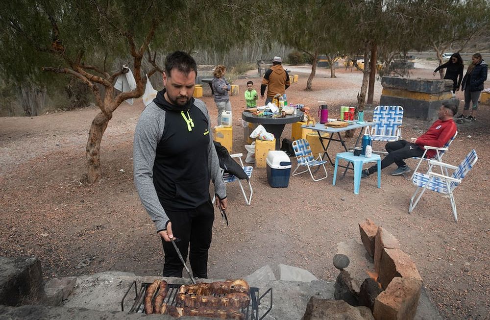Llegan los días agradables y los mendocinos eligen los paradores camino a Cacheuta para comerse un asado. La familia Martínez eligió el parador Parque Miradores de Luján para comer un asado. Foto: Ignacio Blanco / Los Andes