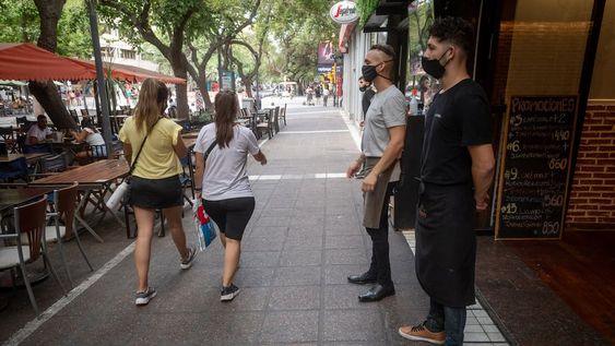 El Gobierno Nacional paga hasta $22.000 como parte del sueldo de 14.000 mendocinos vinculados a 1.000 empresas o empleadores. La gastronomía, el turismo, las industrias culturales y el comercio, entre los sectores beneficiados. Foto: Ignacio Blanco / Los Andes