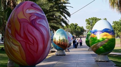 Mendoza celebra la tradición croata en una nueva Vendimia y Pascua: artistas locales intervendrán los huevos gigantes.