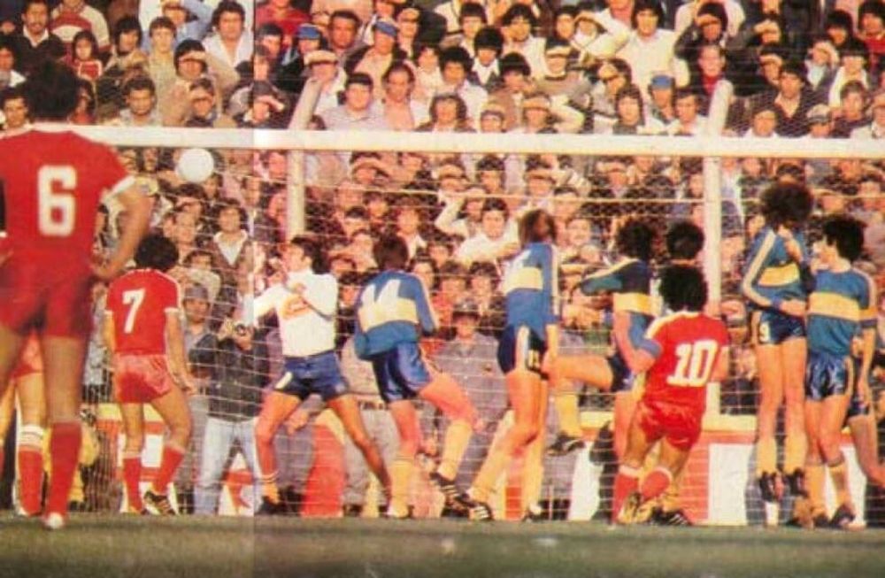 Diego Maradona y un golazo de tiro libre a Hugo Gatti . / Gentileza.
