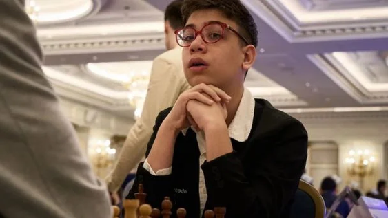 Otro golpe de Faustino Oro: le ganó una partida al cinco veces campeón mundial Magnus Carlsen en un match de ocho juegos de blitz.&nbsp;