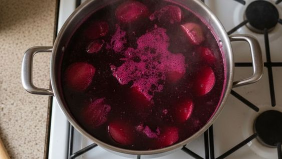 no la tires mas: el agua de la remolacha tiene este poder para tus plantas y vos lo dejas ir por la caneria