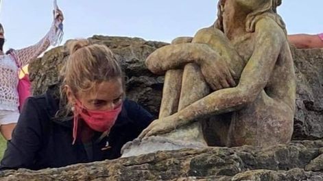 Costanza Addiechi en plena reparación de la misteriosa escultura de Mar del Plata
