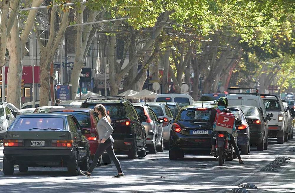 Caos vehicular en la Avenida San Martín, entre Zapata y San Lorenzo Foto: Orlando Pelichotti/ Los Andes