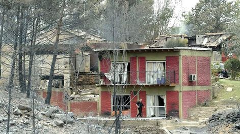 Incendio en el piedemonte de Lujan por el viento Zonda. Orlando Pelichotti / Los Andes