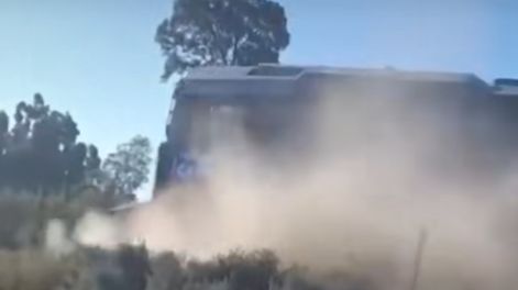 Escalofriante video: un tren embistió a un auto en Las Catitas y un nene filmó todo