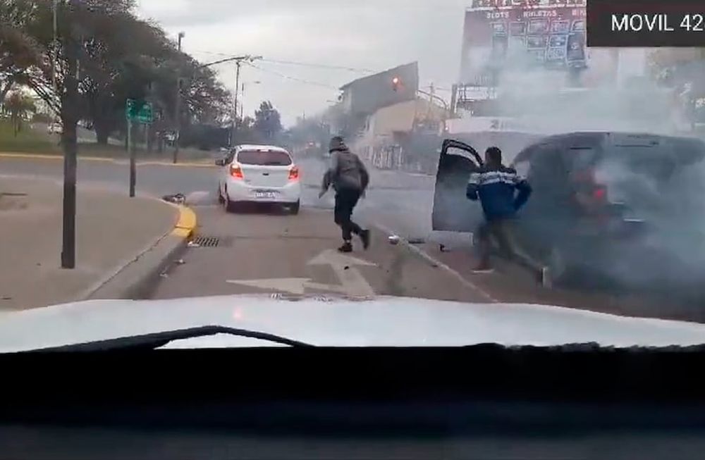 Los delincuentes, a bordo de una camioneta robada, fueron detenidos tras impactar con otros autos a la salida de la Panamericana. Foto Captura: X / @arielviano