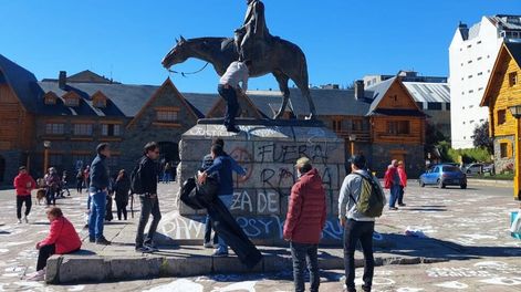 Los Andes | Exalumnos mendocinos del Colegio Maristas limpiaron y arreglaron la estatua vandalizada en el Centro Cívico de Bariloche (Río Negro).