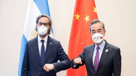 Los Andes | El canciller Santiago Cafiero se reunió con el consejero de Estado y Ministro de Relaciones Exteriores de la República Popular China, Wang Yi, en el marco del encuentro de ministros y ministras de Relaciones Exteriores del G20 en Bali, Indonesia.