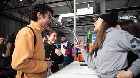 La muestra tendrá 80 stands. Se extenderá hasta el viernes y tendrá una opción virtual. En la foto, la edición 2022. | Archivo Los Andes