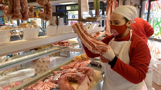 En total, por la picada, el asado, las bebidas, y la ensalada, se habrán gastado no menos de $5.881,60 para cuatro personas. Foto Orlando Pelichotti / Los Andes