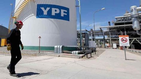 YPF ofrece empleo en la Argentina con sueldos superiores a $600 mil: requisitos y cómo postularse. / Foto: Télam