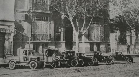 Los Andes | MENDOZA 19/10/04   SUPLEMENTO 125 ANIVERSARIOFACHADA DEL EDIFICIO DE DIARIO LOS ANDES EN LA DECADA DEL 30 CON LOS VEHICULOS PARA EL REPARTO DE LOS DIARIOS FOTO: CLAUDIO GUTIERREZ / LOS ANDES