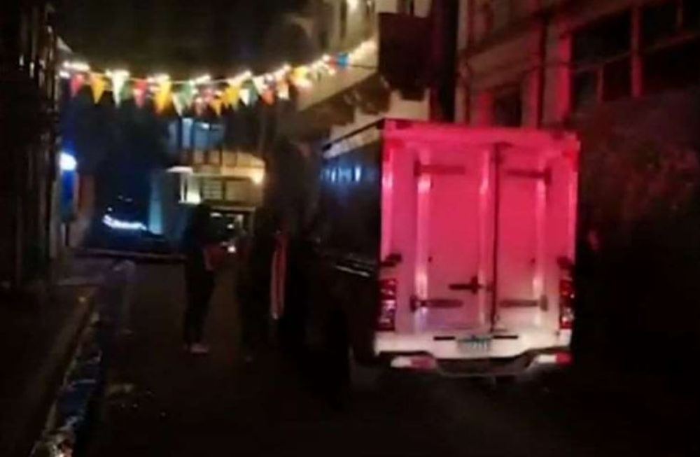 Varias personas perdieron la vida en un tiroteo el viernes, sucedió en un boliche con la temática de víspera de Halloween.