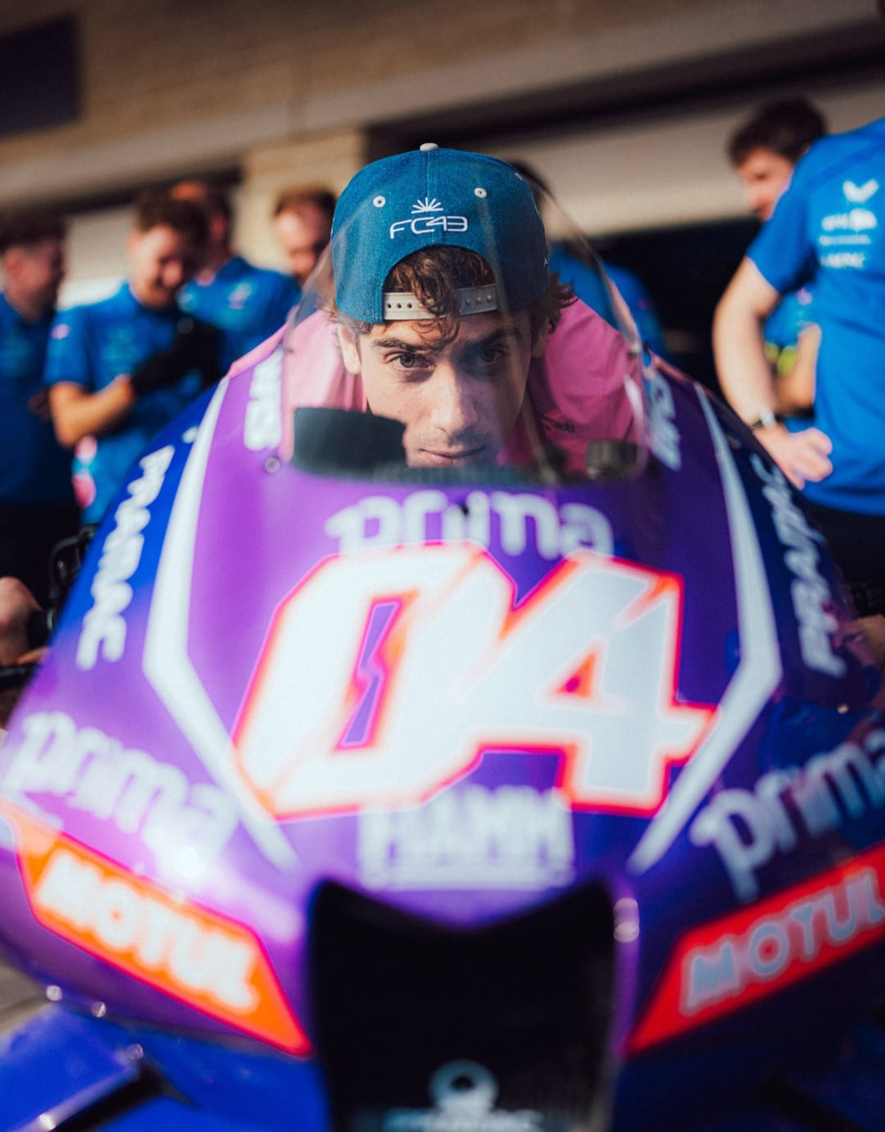 El piloto argentino manifestó que es una apasionado del Moto GP: Lástima que no me dejaron acelerar, dijo sonriente, tras subirse a la Yamaha.
