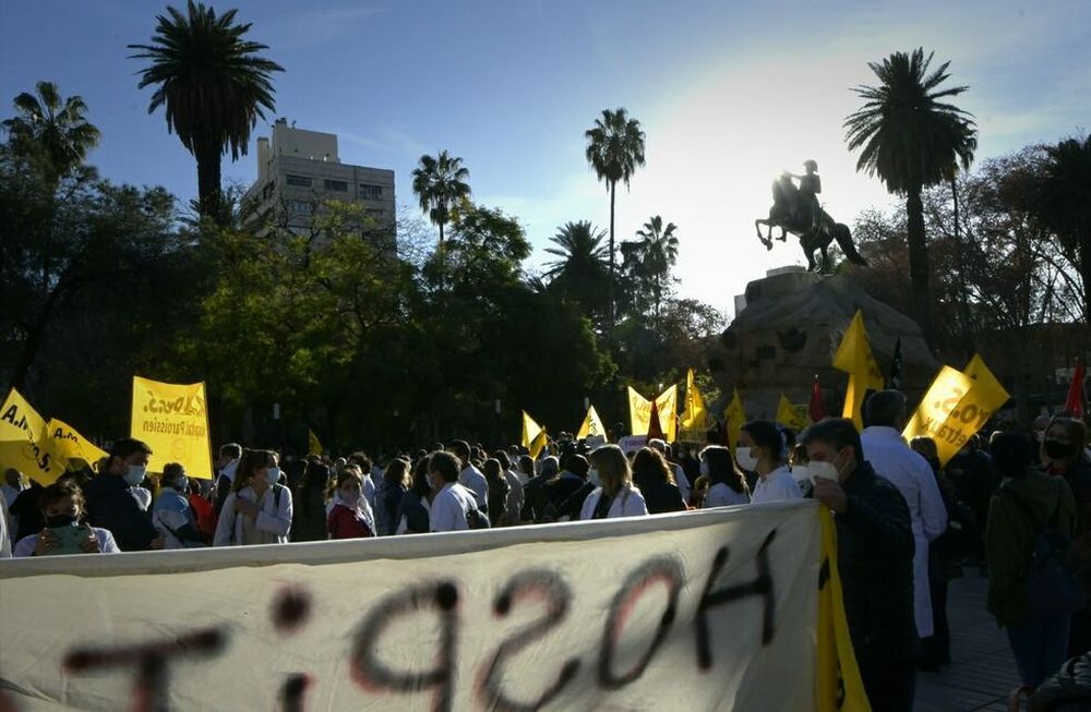 Profesionales de la Salud de Mendoza iniciaron un paro y en el 17 de agosto brindaron también un homenaje sanmartiniano, en la Plaza San Martín, de Ciudad.