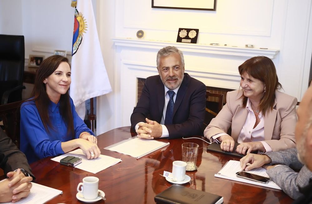 La ministra de Seguridad y Justicia de Mendoza, Mercedes Rus; el gobernador Alfredo Cornejo y la ministra de Seguridad de la Nación, Patricia Bullrich. Foto: Gobierno de Mendoza.