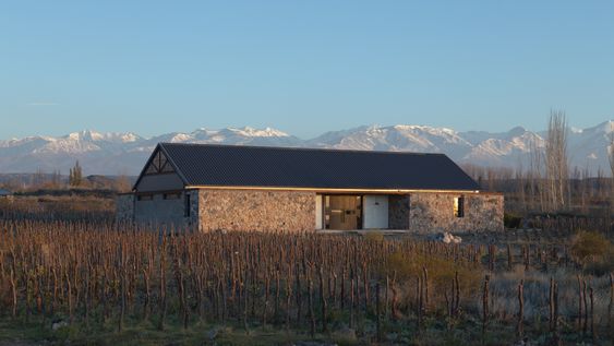 una finca de diseno preciso y silencioso que celebra la sencillez del paisaje