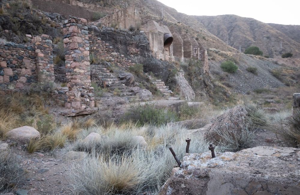 Los restos de aquel imponente emprendimiento se mezclan con el paisaje de la montaña en Luján y son un recuerdo de los inicios de la industrialización provincial. Foto: Ignacio Blanco / Los Andes