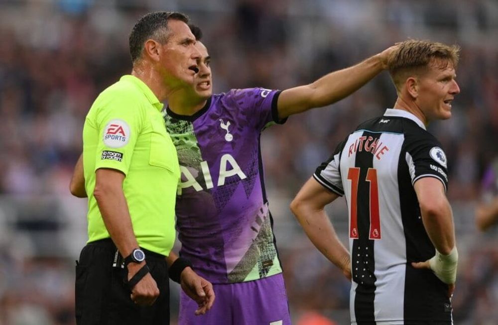 El héroe de la Premier League: Sergio Reguilón le avisa al árbitro del partido entre Newcastle y Tottenham lo que estaba ocurriendo en la tribuna.