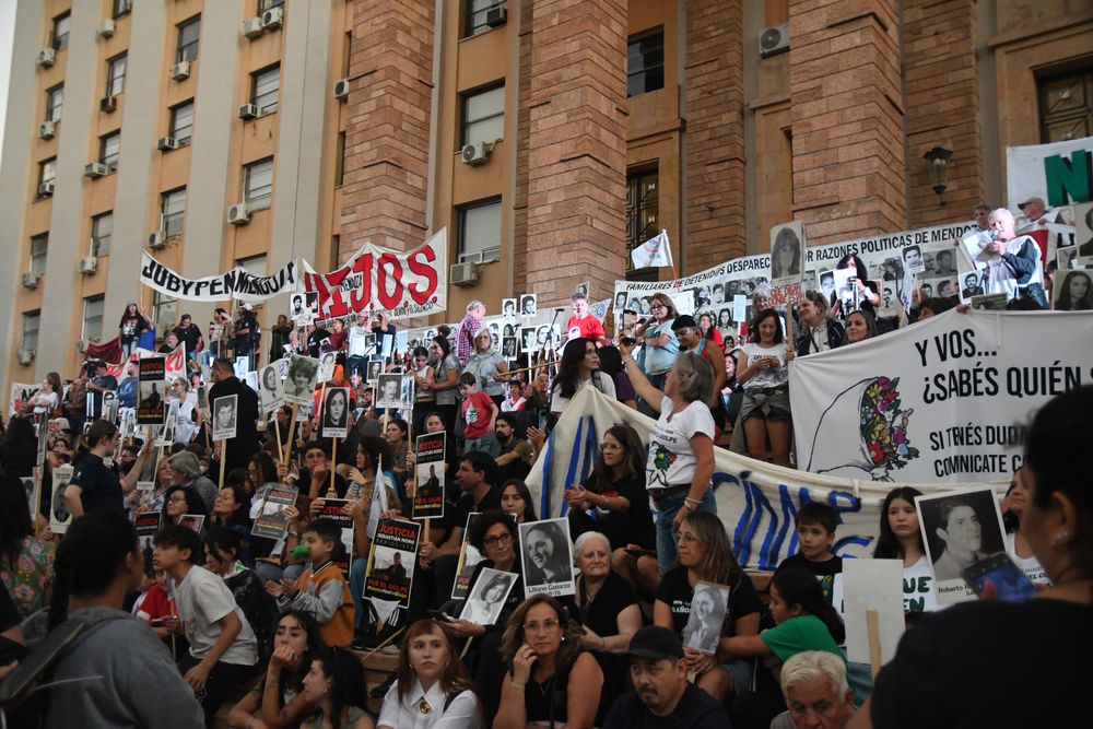 Multitudinaria marcha por las calles del centro de Mendoza a 50 años del golpe militar y que concluyó en la explanada de Casa de Gobierno.